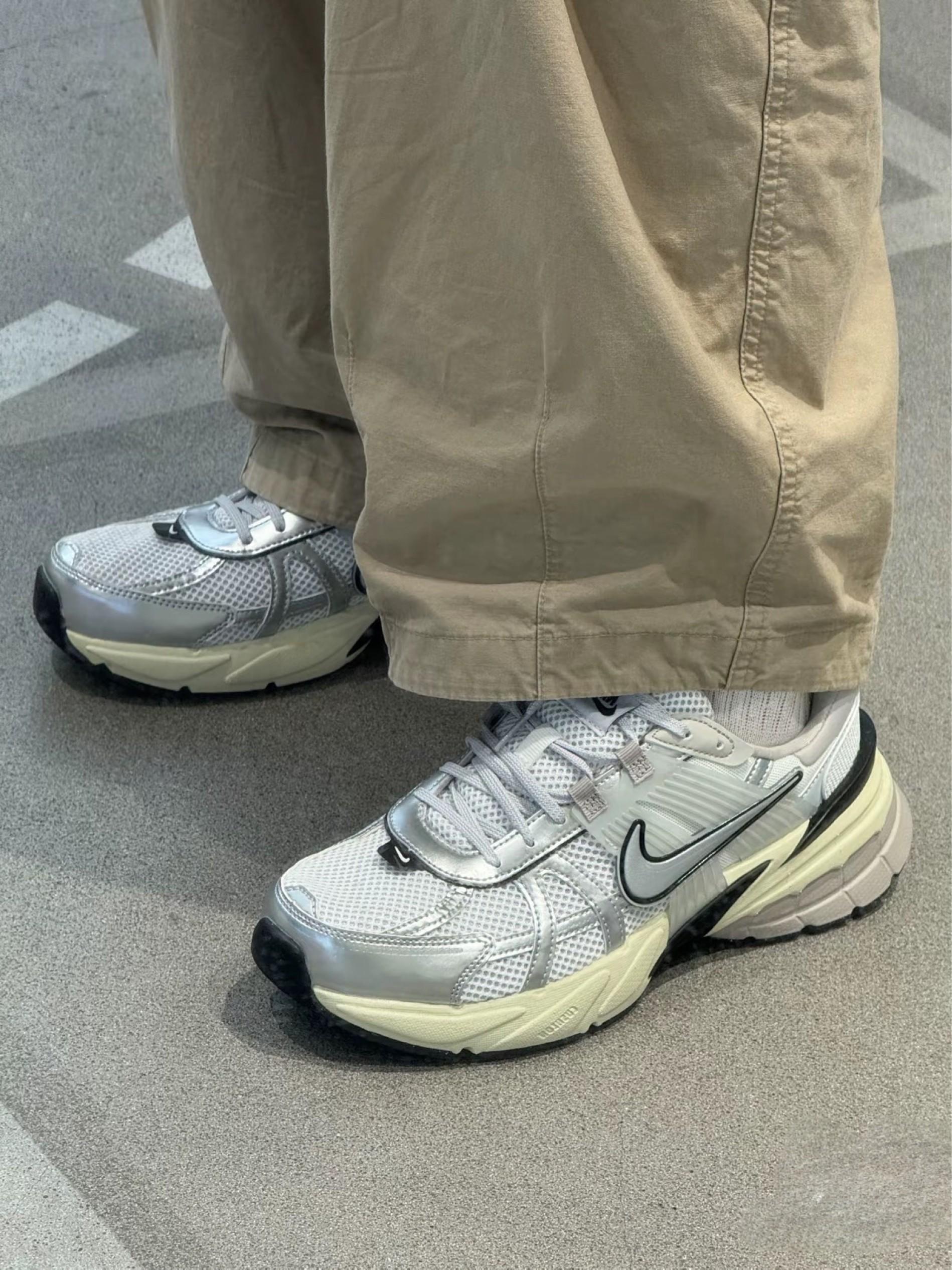 Nike V2K Run 灰色 | 甜酷女孩必冲!通勤跑步都能搭的复古神鞋